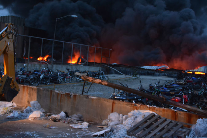 Choque tanquero incendia empresa Termo Envase zona industrial de Haina